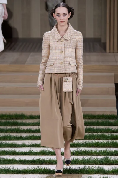 Look 16